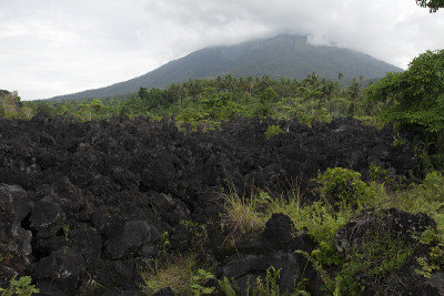 来自伽马拉马火山的冷熔岩