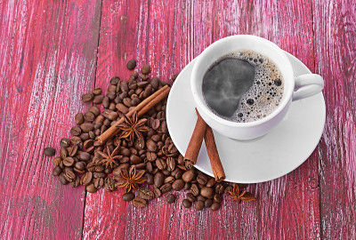 咖啡杯和豆子