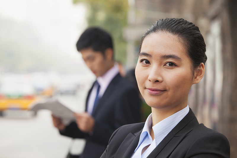 年轻微笑的女商人在北京，中国，肖像预览效果