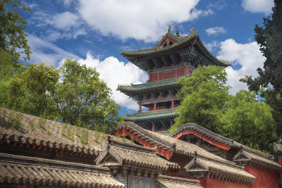 少林是中国中部的一座佛教寺院。