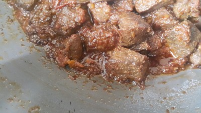 近距离观看香料炖鸡肝