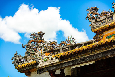 越南顺化寺的屋顶龙