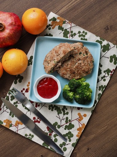 牛肉汉堡牛排，花椰菜，炒蔬菜