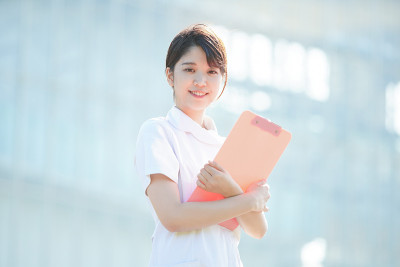 亚洲年轻女性户外护士