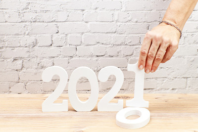 用手改变2020年到2021年的女性。新年快乐