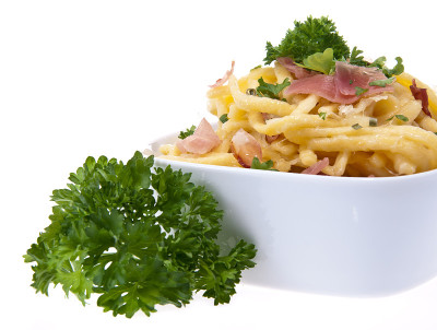 碗里放着奶酪Spaetzle(单独放在白面包上)