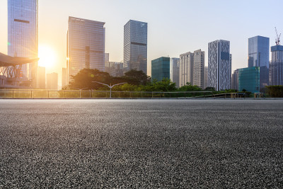 空旷的沥青路和现代化的城市商业建筑在深圳