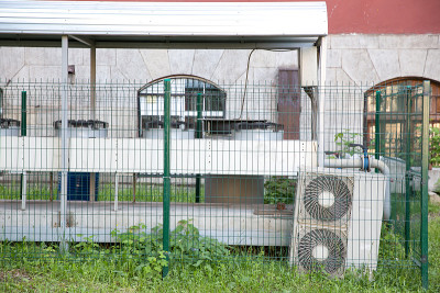 吹风机建在墙边