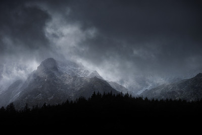 令人震惊的，情绪化的，戏剧性的冬季景观图片，积雪覆盖的Y Garn山在斯诺登尼亚