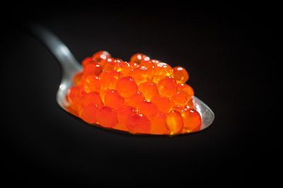 黑色背景上的红色鱼子酱