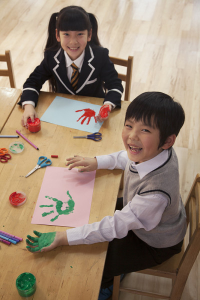 北京美术课上，小学生手指画