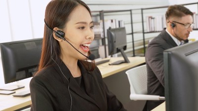 商务人员戴着耳机在办公室工作