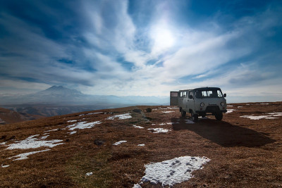 UAZ 452在厄尔布鲁斯前面