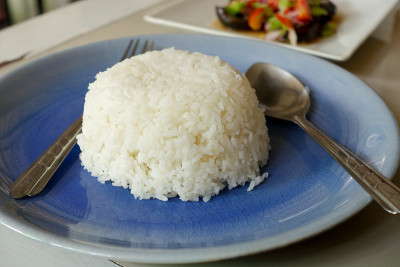 玻璃盘子里的白米饭
