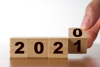 2021年的数字在木制立方体上