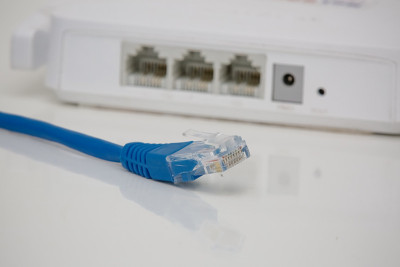 Internet网络蓝色网线，在输入端有连接器。