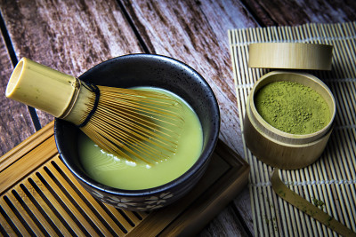 抹茶绿茶和日本茶在木制的背景