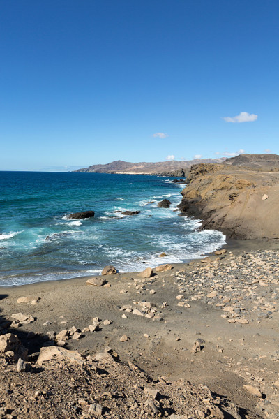 Fuerteventura西南部La Pared村附近的岩石海岸。