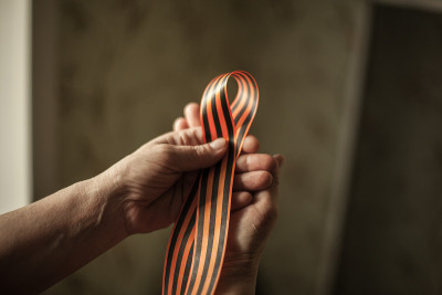 乔治·Ribbon在手里