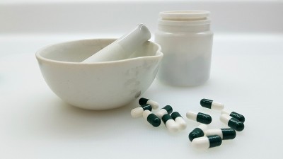 绿色胶囊和灰浆