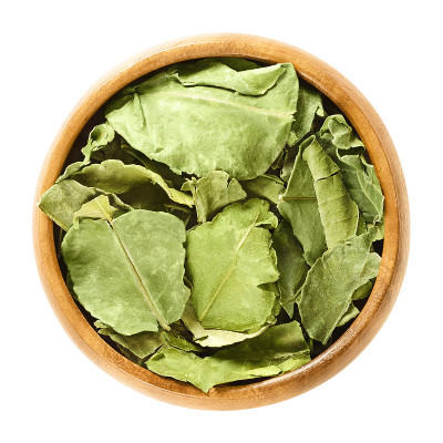 干柠檬叶在木碗上白