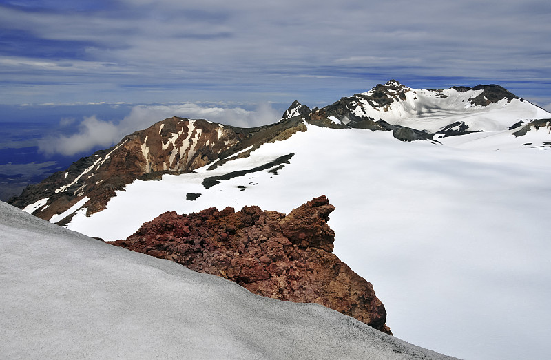 新西兰汤加里罗国家公园，靠近恩加鲁赫山的鲁阿佩胡山的高山景观