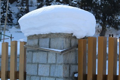 一堆雪放在墙上