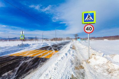 开车时路上下雪很危险。冬季，大雪、暴风雪、雪灾和能见度差的道路上有人行横道、公交车站和乡村路牌。