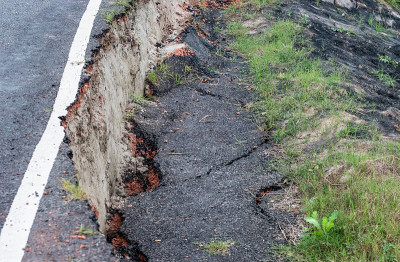 新修建的柏油路在大地震后倒了