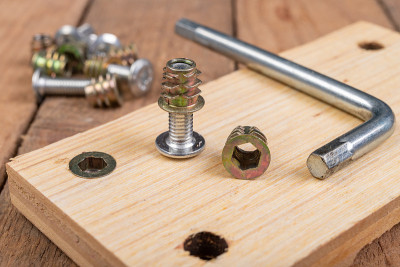 木材拼接专用螺钉。制造家具用的木工配件。工作场所——车间。
