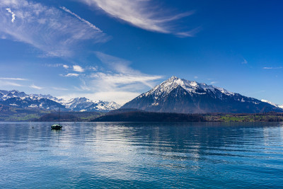 因特拉肯湖对岸的山景