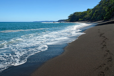 黑砂火山海滩