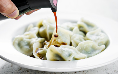 把酱油倒进煮好的饺子里