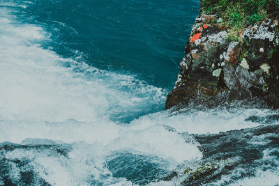 山蓝河在山中。海岩石和绿松石海。沿海岸的海上航行。