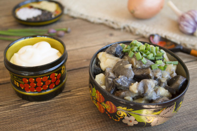 炸土豆配红蘑菇、白杨蘑菇和酸奶油