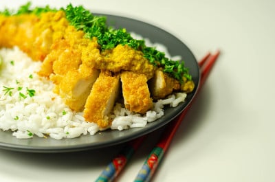 香酥鸡配上咖喱鱼片酱和蓬松的米饭