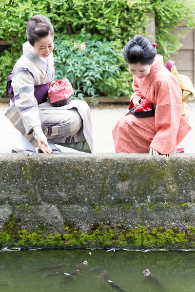 两个日本女人在浴田溪边