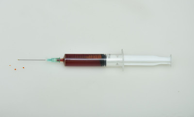 注射器和针头里都是血