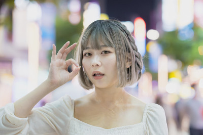 一个女人给了一个OK的手势