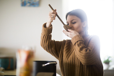 年轻女子在厨房做饭
