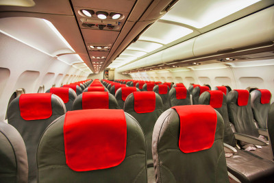 飞机内部空的经济舱座位