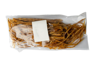 干鲑鱼网和胡椒在一个透明的包装与白色标签开胃啤酒孤立在白色背景。鱼和啤酒。近距离