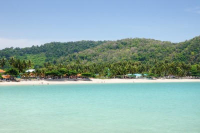 热带绿松石海湾，天堂般的沙滩，棕榈树，泰国的旅游胜地。
