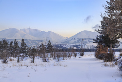 土耳其埃尔祖鲁姆的帕兰多肯山被白雪覆盖