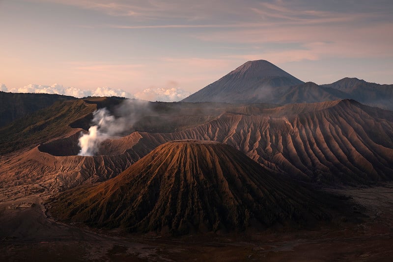 布罗莫火山(Gunung Bromo)在日出