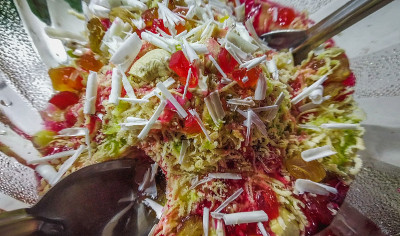 Ice Gola是一种用樱桃、椰子和干果装饰的盘状甜点