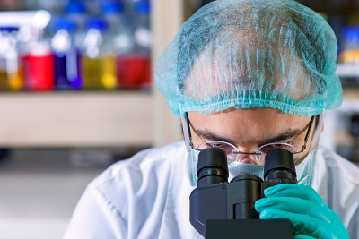 在实验室工作的男性化学家。