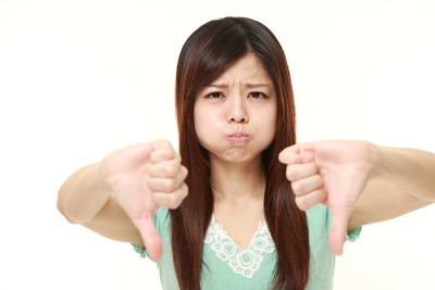 拇指朝下的女人