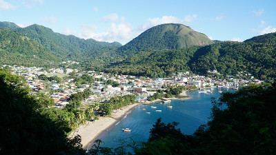 位于加勒比海热带岛屿圣卢西亚的皮顿山脉。