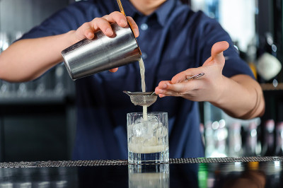 酒吧里的调酒师做鸡尾酒